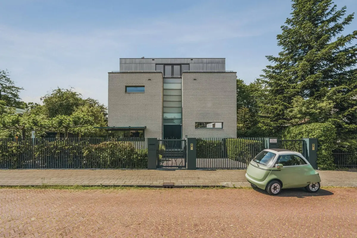 Vastgoedfoto De Schulp 9, Amstelveen: moderne villa vanaf de straat