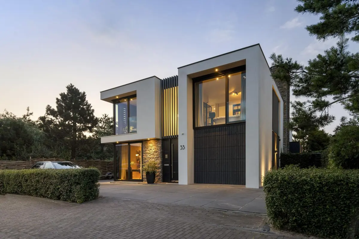 Vastgoedfoto Larikslaan 33, Amsterdam: moderne villa bij schemering