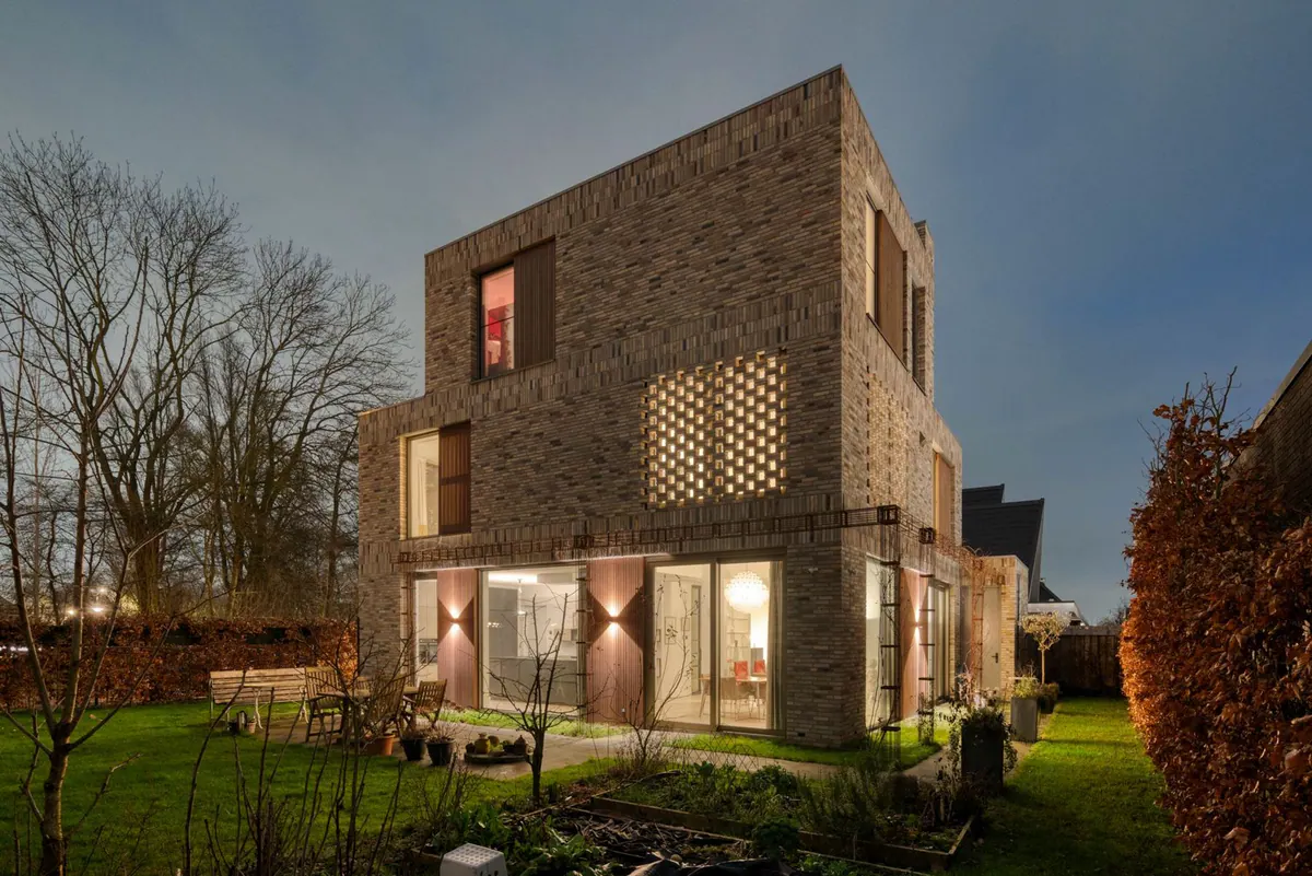 Bakstenen villa aan de Tjalk in Amstelveen bij schemering